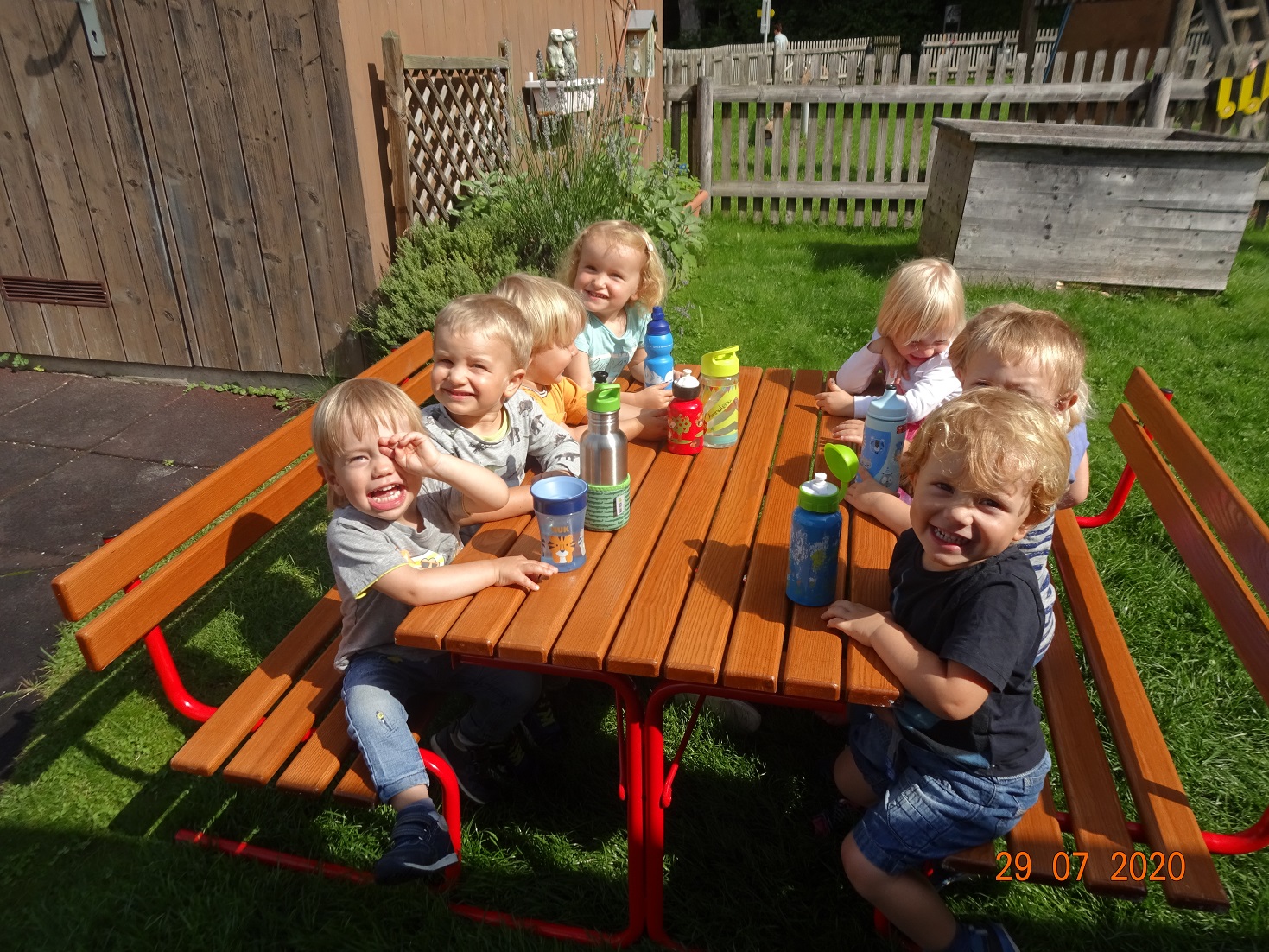 Neue Gartenmöbel für den ErikaSixtKindergarten Regine Sixt Kinderhilfe